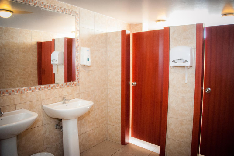Bathroom 4, Hotel 6 De Diciembre, Quito