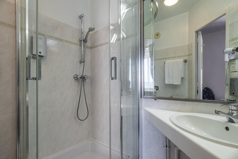 Bathroom 4, Logis Hotel Restaurant De La Plage, Finistère