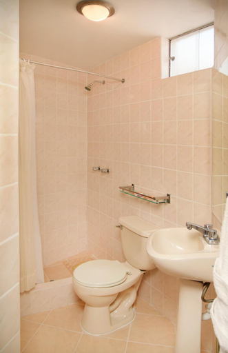 Bathroom 4, Hotel Benavides, Arequipa