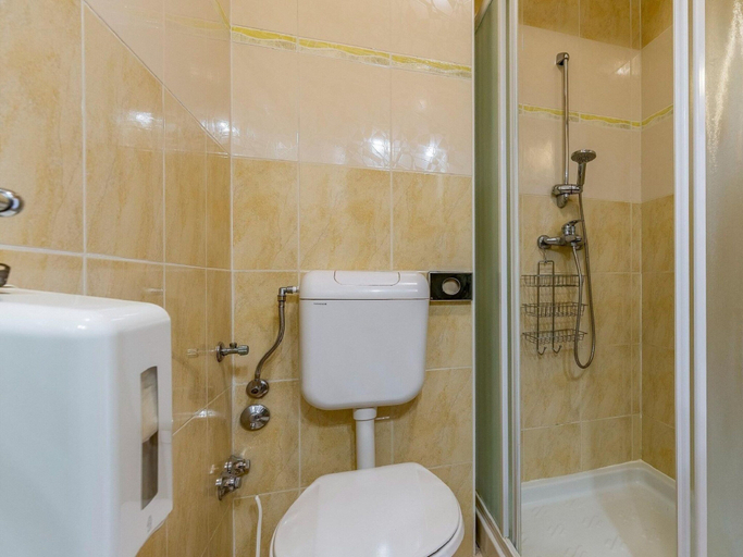 Bathroom 3, Alluring Apartment in Banjole near Beach & Island, Medulin