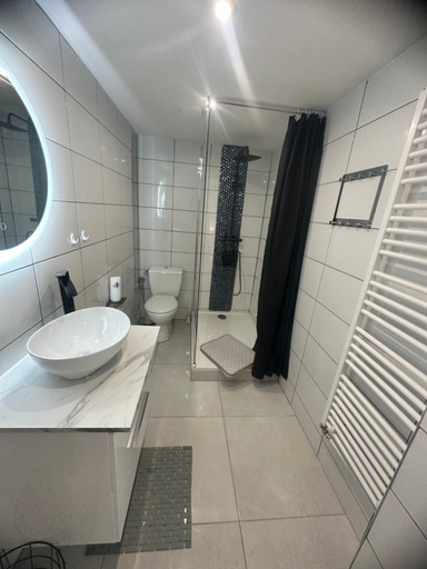 Others 5, Joli appartement au calme avec place de parking prive, Loire
