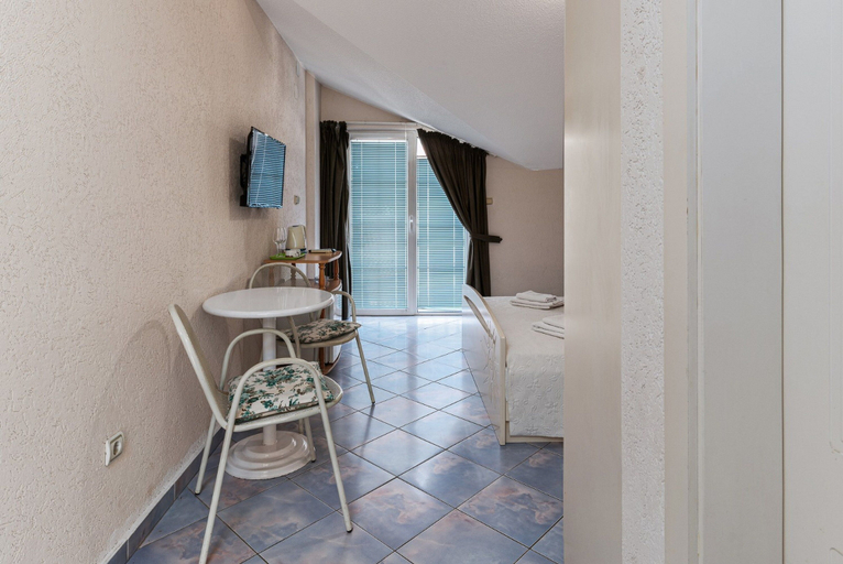 Others 5, Sun Guest House