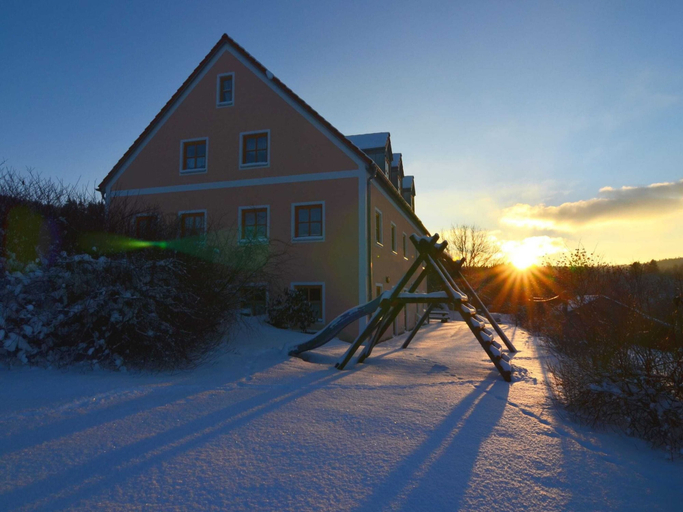 Exterior & Views 2, Apartment With all Amenities, Garden and Sauna, Schwandorf