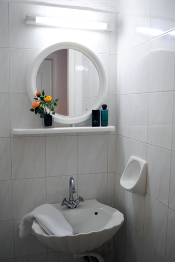 Bathroom 3, Maritas Apartments, Crete