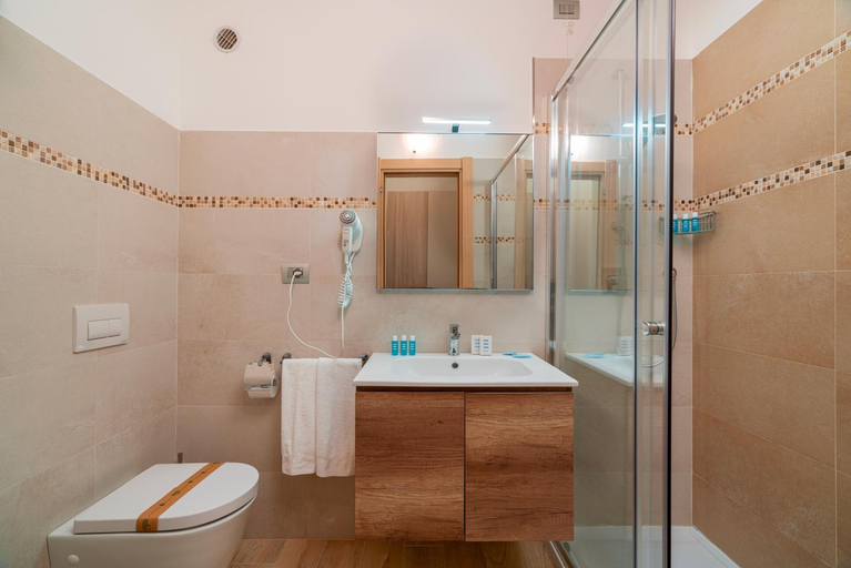 Bathroom 5, Hotel Portoconte, Sassari