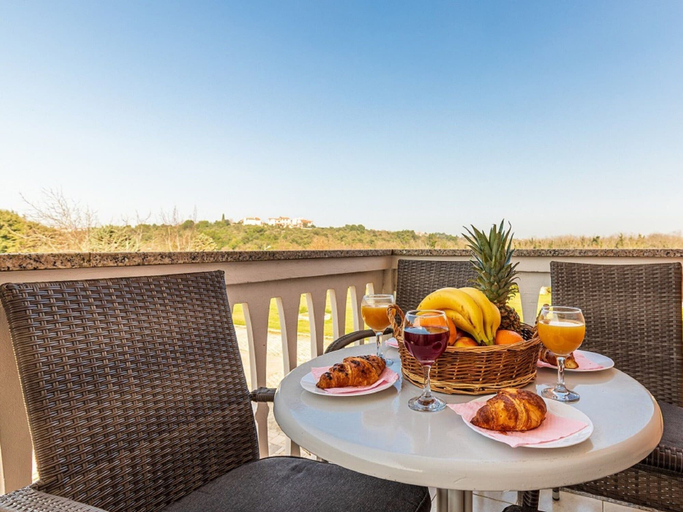 Others 5, Classy Apartment in Banjole near Beach & Pula City, Medulin