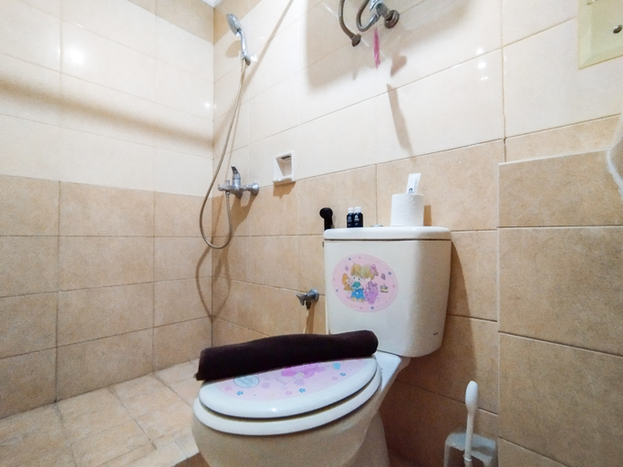 Bathroom 5, Nice and Strategic 2BR at Grand Setiabudi Apartment By Travelio, Bandung