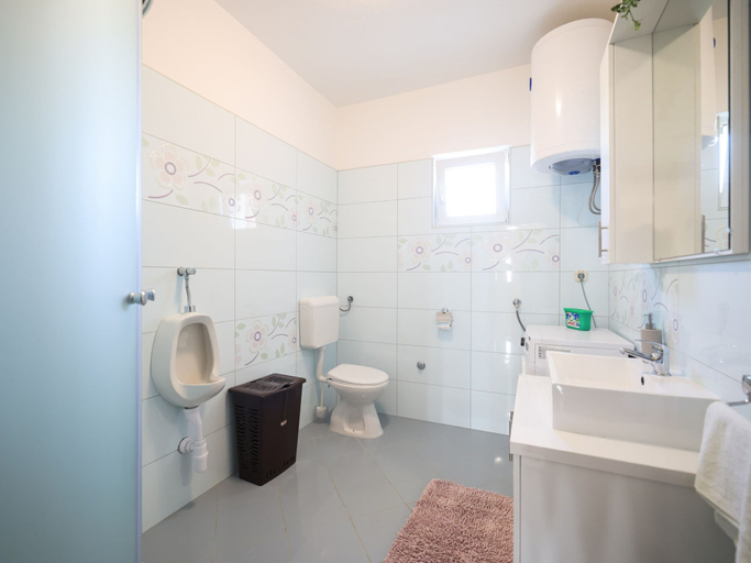 Bathroom 5, Holiday Home in Prkos with Private Pool, Škabrnja