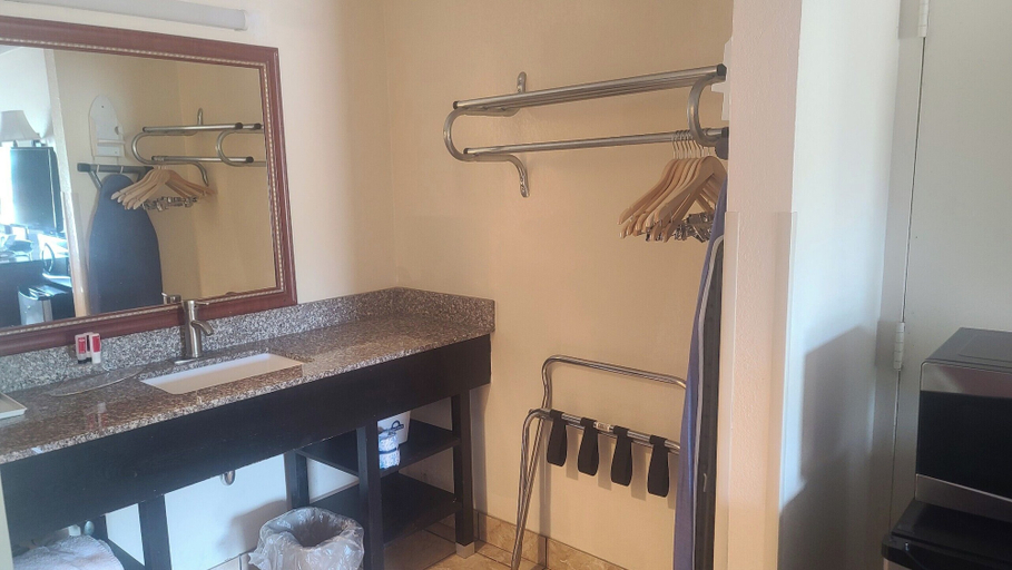 Bathroom 4, Days Inn by Wyndham Newton MS/I-20, Newton