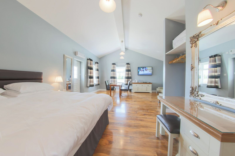 Bedroom 4, Silverstone Golf Club & Hotel, Northamptonshire