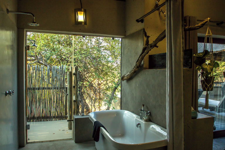 Bathroom 4, Ezulwini Game Lodges, Mopani