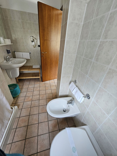 Bathroom 5, Hotel Cerrano, Teramo