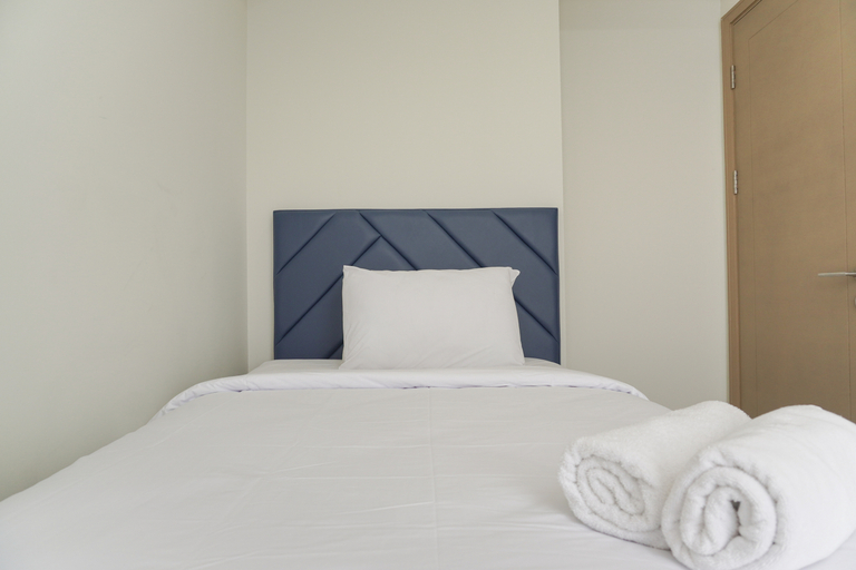 Bedroom 3, Modern Look and Comfy 2BR Gold Coast Apartment By Travelio, North Jakarta