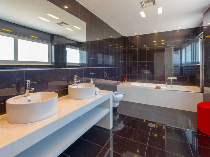 Bathroom 4, Sparkling Villa in Acrotiri with Private Pool near Sea Beach, Crete