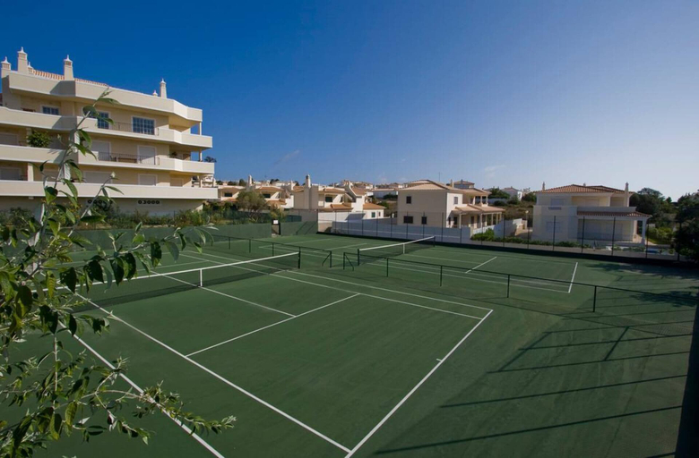 Sport court, Stylish 2BR Apartment With Pool, Parking & Wifi, Albufeira