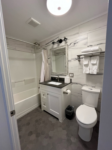 Bathroom 5, Colonial Hotel & Suites, Lambton