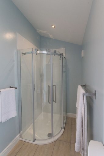 Bathroom 5, Silverstone Golf Club & Hotel, Northamptonshire