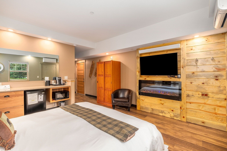 Room 5, Solitude Bear Room Ada 103 - Estes Park 1 Bedroom Studio by RedAwning, Larimer