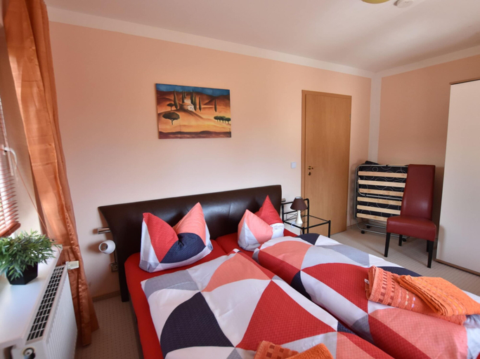 Bedroom 2, Einladende Ferienwohnung in Zweedorf mit Grill, Rostock