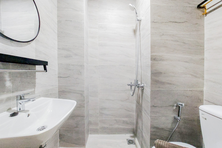 Bathroom 5, Modern Look Studio Room Collins Boulevard Apartment By Travelio, Tangerang