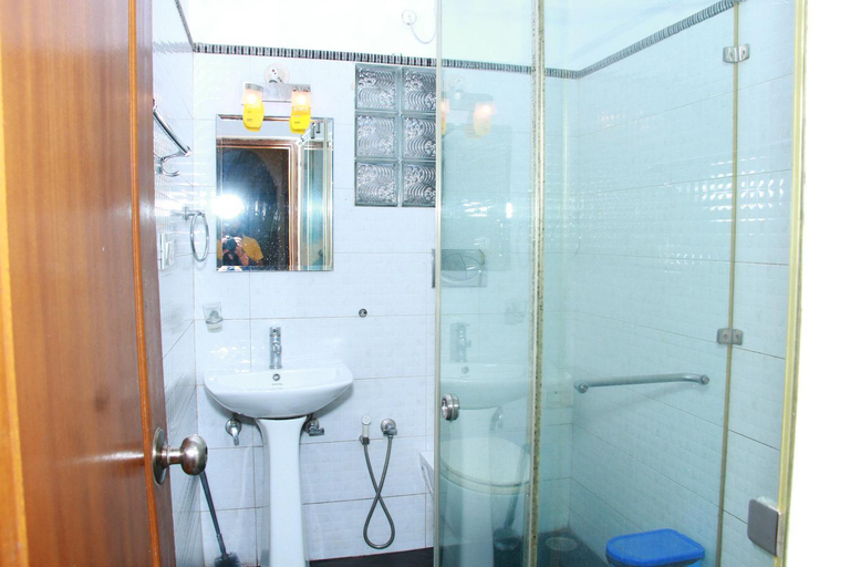 Bathroom, KINGMAKERS Plantation with river stream, Kodagu
