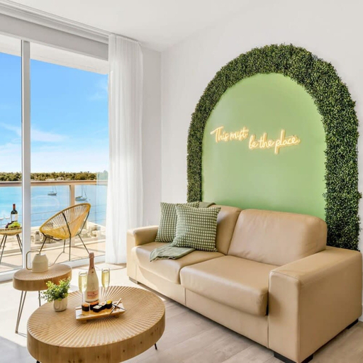Room 5, Hollywood Beach Front Bay View - Amazing Pool, Broward