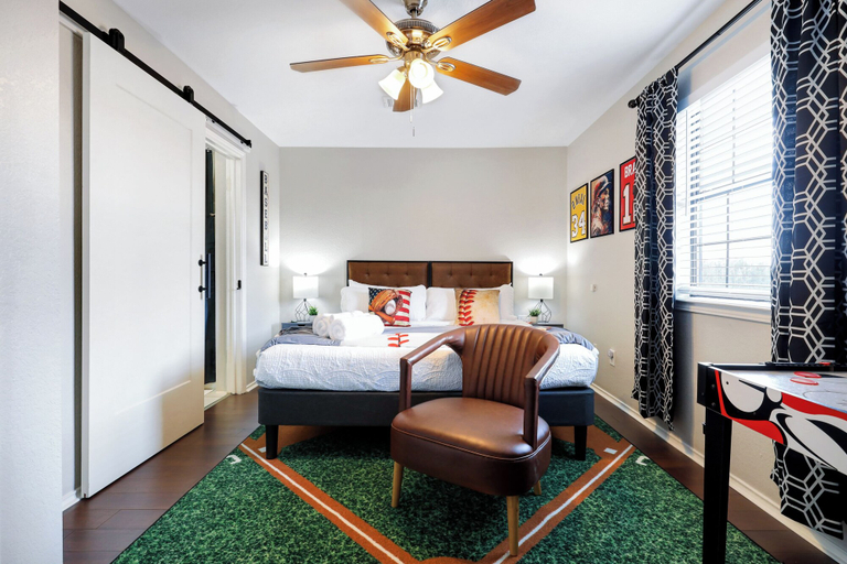 Bedroom 3, Sports Arena, Comal