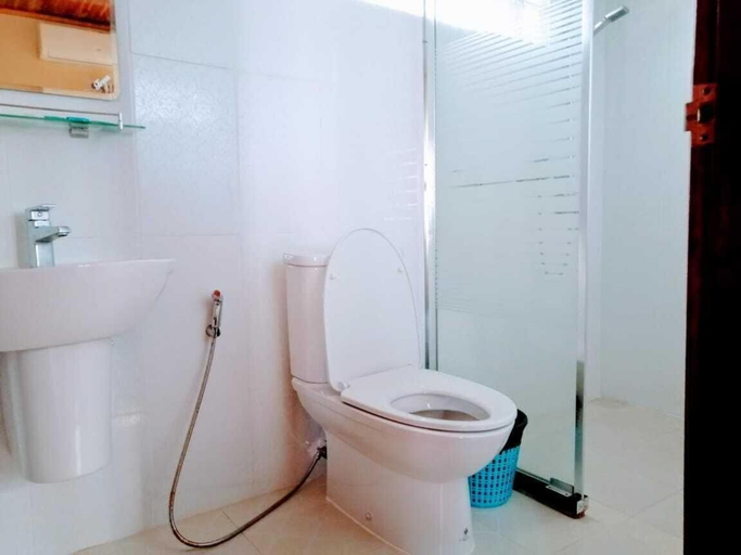 Bathroom 4, Phone Praseuth Guesthouse, Luang Prabang