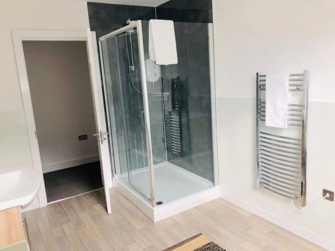 Bathroom 5, Millennium Gallery 2 Bedroom Space by Belvilla, Sheffield