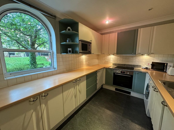 Others 4, Luxury Apartment In London - Pool Spa & Gym, London