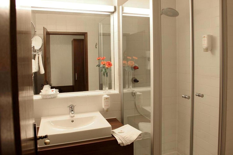 Bathroom 2, Lobinger Parkhotel & Restaurant, Heidenheim