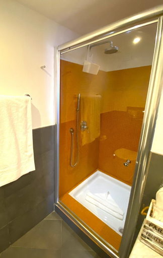 Bathroom 3, CMH Castello Suites, Cagliari