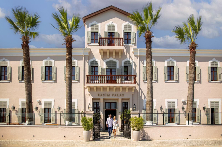 Exterior & Views