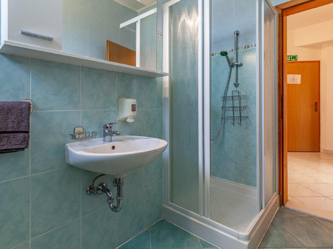 Bathroom 4, Classy Apartment in Banjole near Beach & Pula City, Medulin