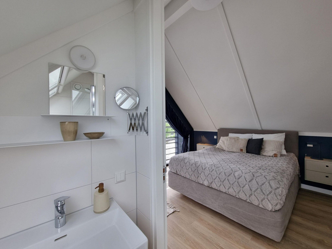 Room 4, Water Villa in Balk With Private Jetty, Gaasterlân-Sleat