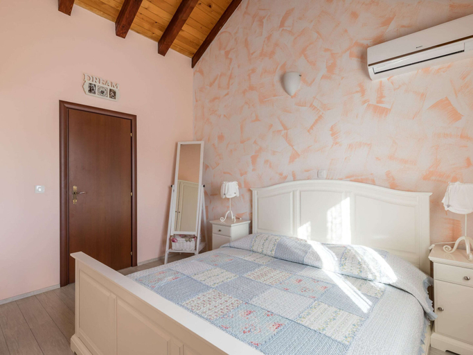 Bedroom 2, Luxurious Villa in Selca With Pool, Selca