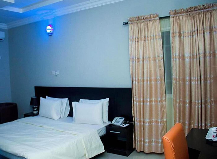 Bedroom 4, Silver Room, Ona-Ara