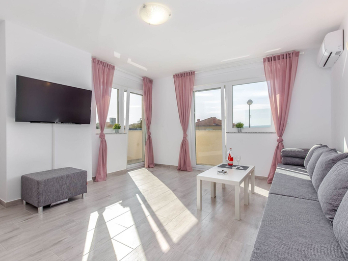 Others 3, Peaceful Villa in Dramalj with Hot Tub, Crikvenica