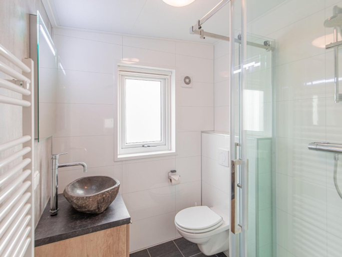 Bathroom 3, Chalet in Duisburg with Beach and Harbor Views, Bergen