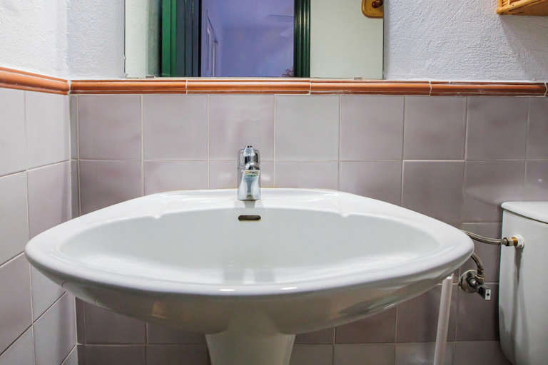 Bathroom 4, HN Romero 18, Huelva