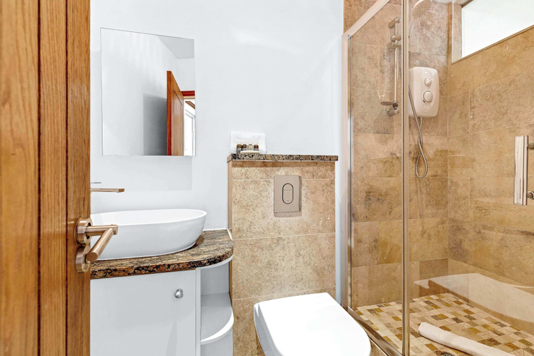 Bathroom 3, Lovely 1 Bed Home With Garden, London