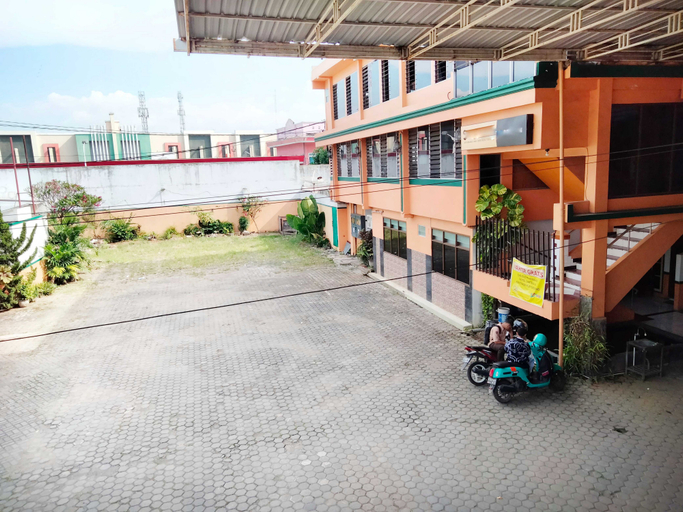 Exterior & Views 2, Sartika Hotel Mitra RedDoorz Pati, Pati