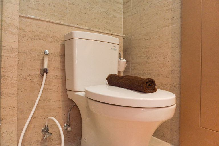 Bathroom 5, Modern Look and Comfy 2BR Gold Coast Apartment By Travelio, North Jakarta