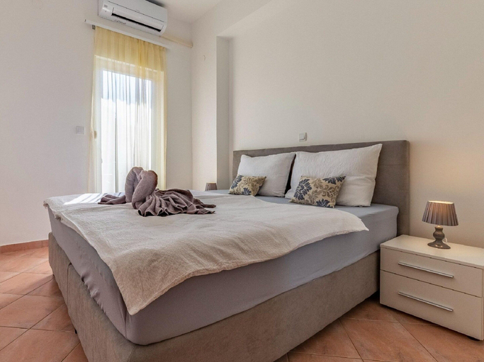 Bedroom 2, Alluring Apartment in Banjole near Beach & Island, Medulin