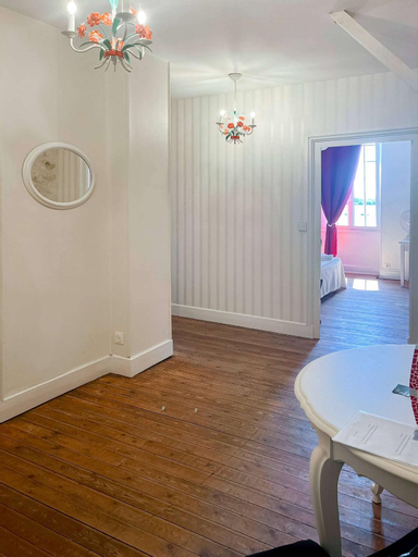 Room in Guest room - Les Chambres De Vilmorais - Rouge - Brassens et Trenet, Cher