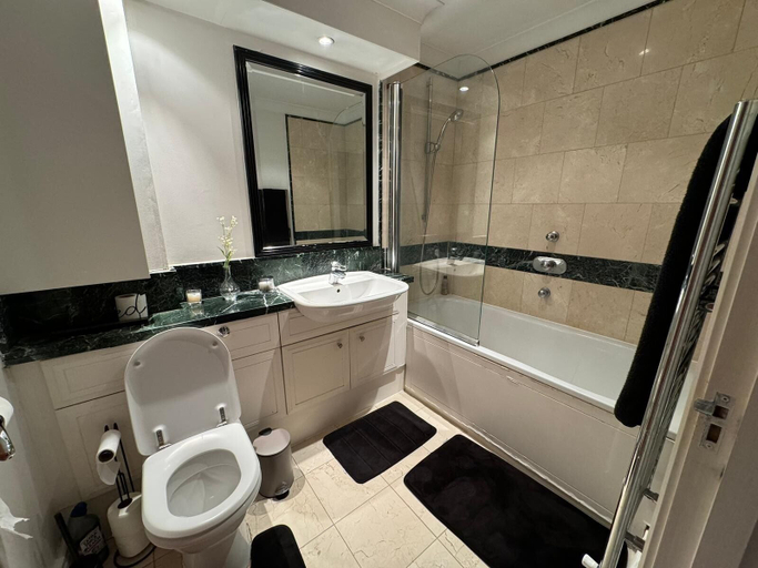 Bathroom 3, Luxury Apartment In London - Pool Spa & Gym, London