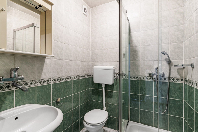 Bathroom 4, Sun Guest House
