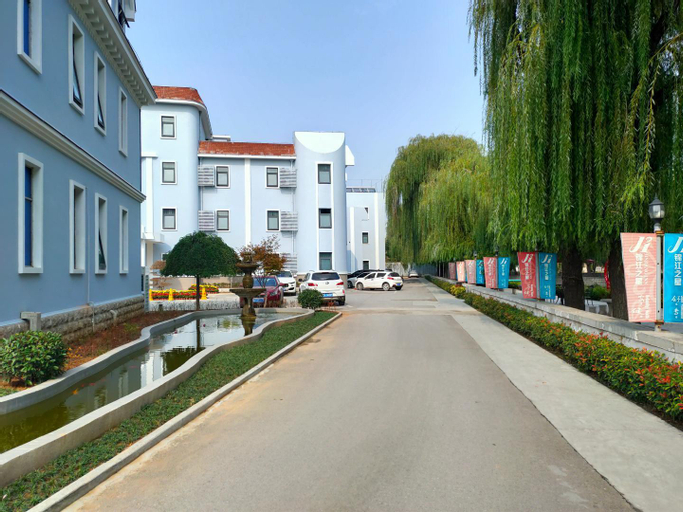 Exterior & Views 23
