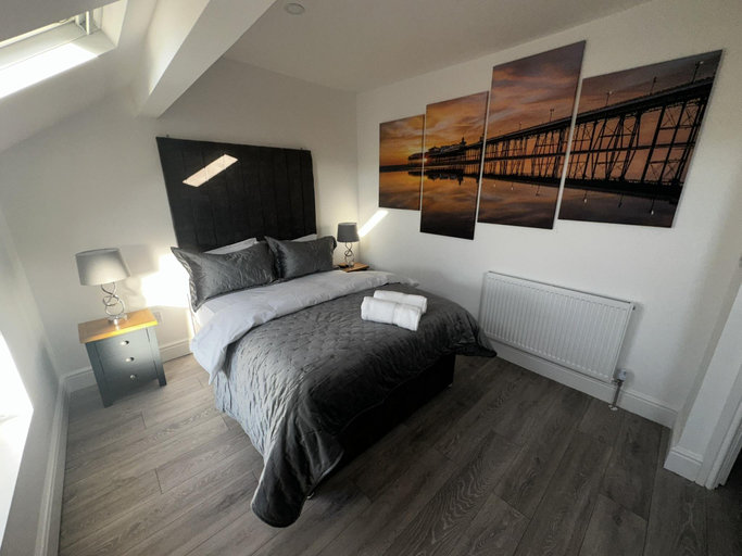 Bedroom 2, New Osborne Luxury Hottub and Jacuzzi Suites, Blackpool