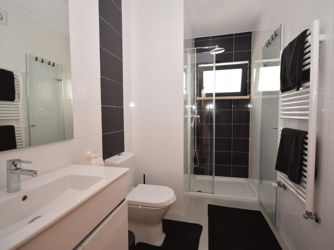 Bathroom 4, Holiday Home; Nazare Beach for Surfing, Nazaré